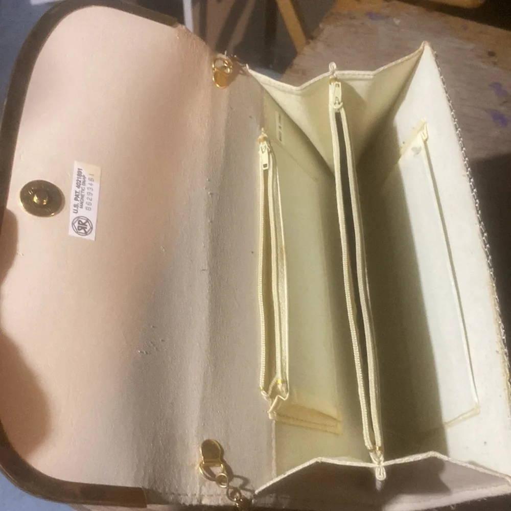 Crossbody bag, built in wallet, snaps to buckle - Picture 3 of 3